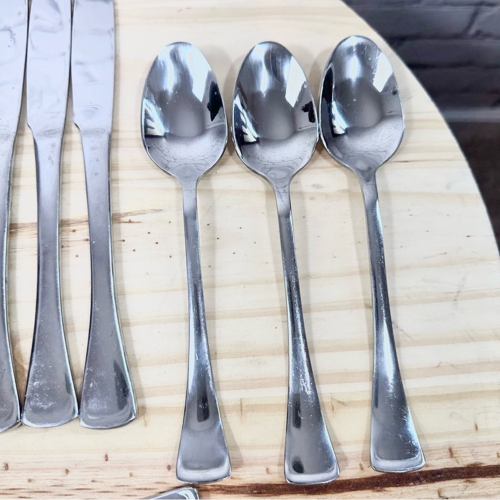 Oneida 16 Piece Stainless Steel Flatware Silverware Emma Set - Picture 11 of 16